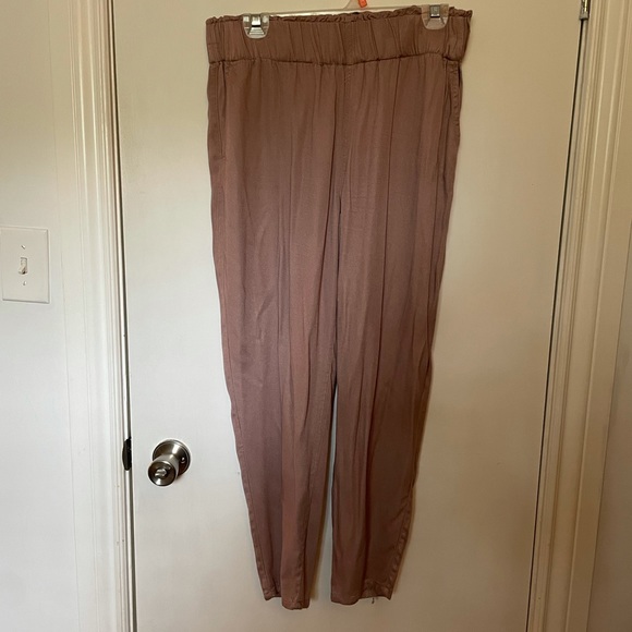 Celebrity Pink loose pant with tapered leg in a dusty pink - Picture 1 of 3